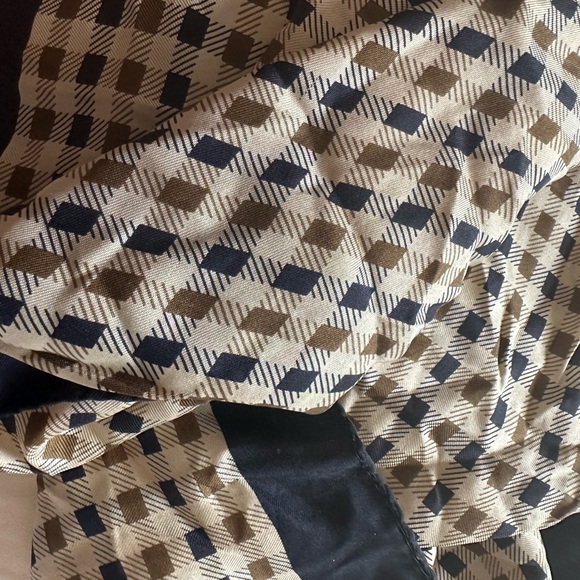 Aquascutum scarf - Picture 5 of 10